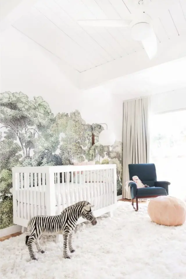 deco chambre bebe lit petit budget papier peint panoramique jungle tropicale blanc et vert lumineux moderne