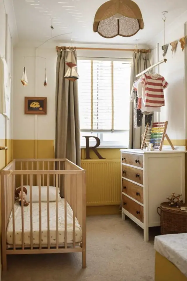 deco chambre bebe lit petit budget petite pièce soubassement jaune rideau neutre bois blanc commode meuble moderne