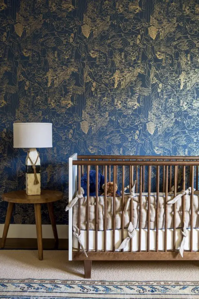 deco chambre bebe lit petit budget papier peint bleu sombre motif doré évolutif à barreaux bois et blanc