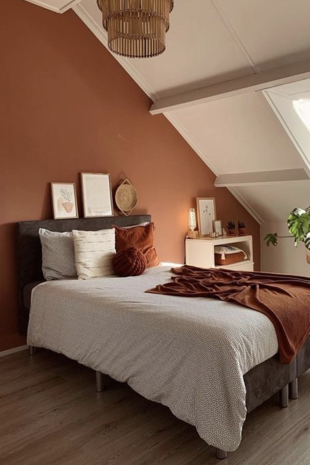 deco chambre parentale tendance sous les combles mur accent couleur terracotta chaleureux cosy moderne décor simple