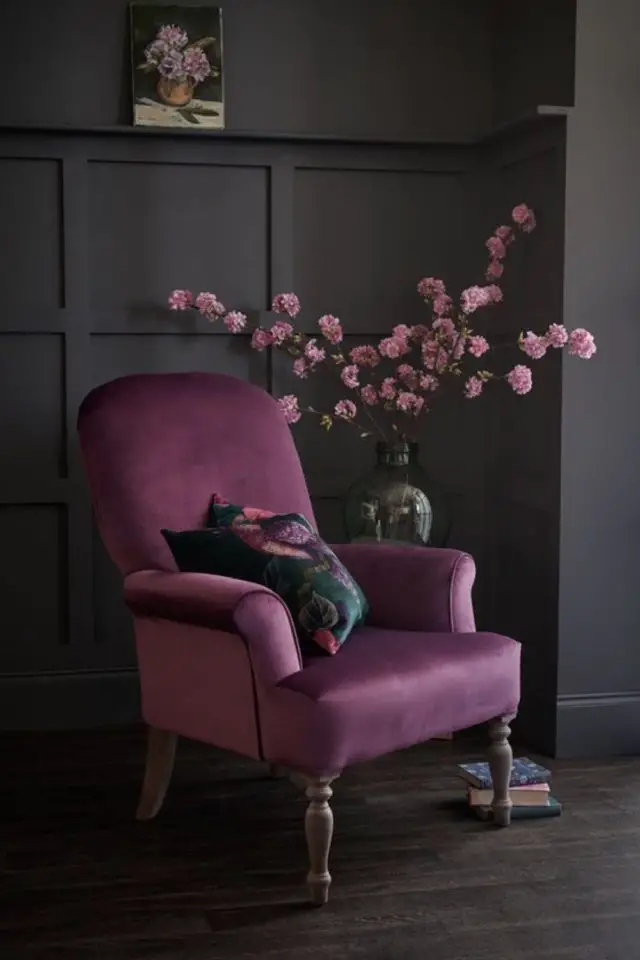 deco interieure couleur prune aubergine fauteuil en velours chic et élégant mur sombre noir mat moulure