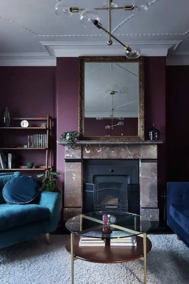 deco interieure couleur prune aubergine salon séjour classique chic cheminée en marbre ambiance intime fauteuil velours bleu lumineux