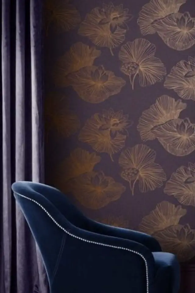 deco interieure couleur prune aubergine papier peint motif or rideaux velours