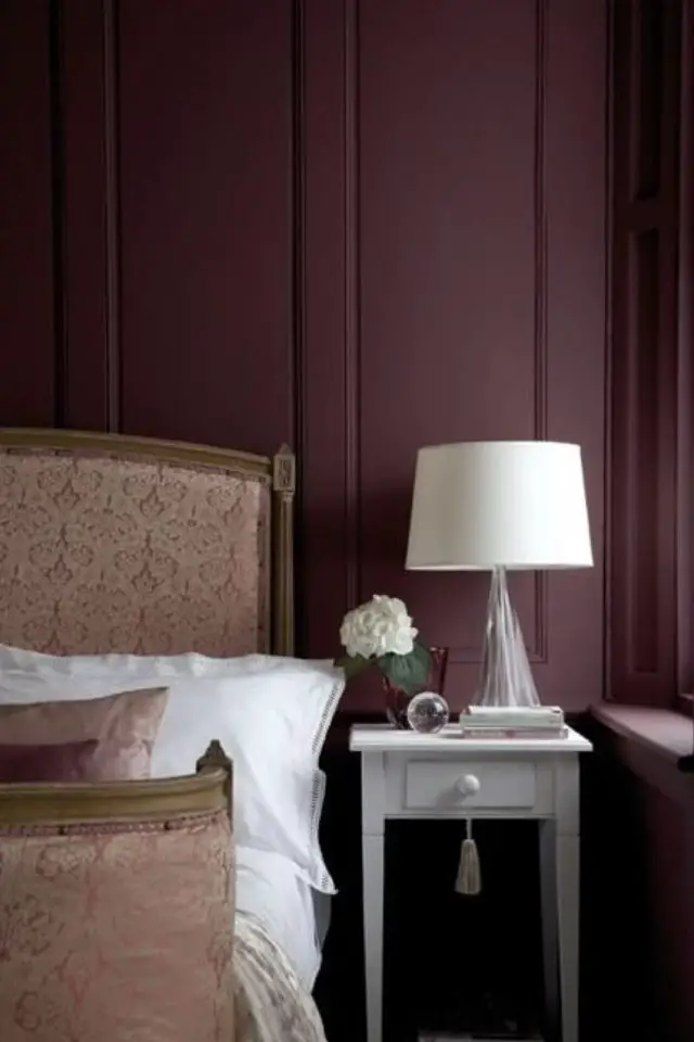 deco interieure couleur prune aubergine chambre parentale classique chic table de nuit grise moulure relief mur