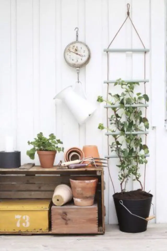 deco recup balcon exemple échelle de corde pour faire grimper une plante meuble recyclé coffre à jouet décoration pas cher slow living