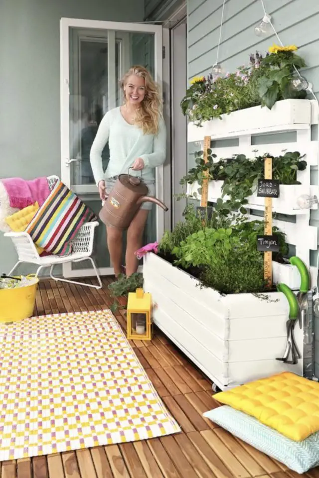 deco recup balcon exemple palette en bois peinte en blanc bac jardinière plantes vertes