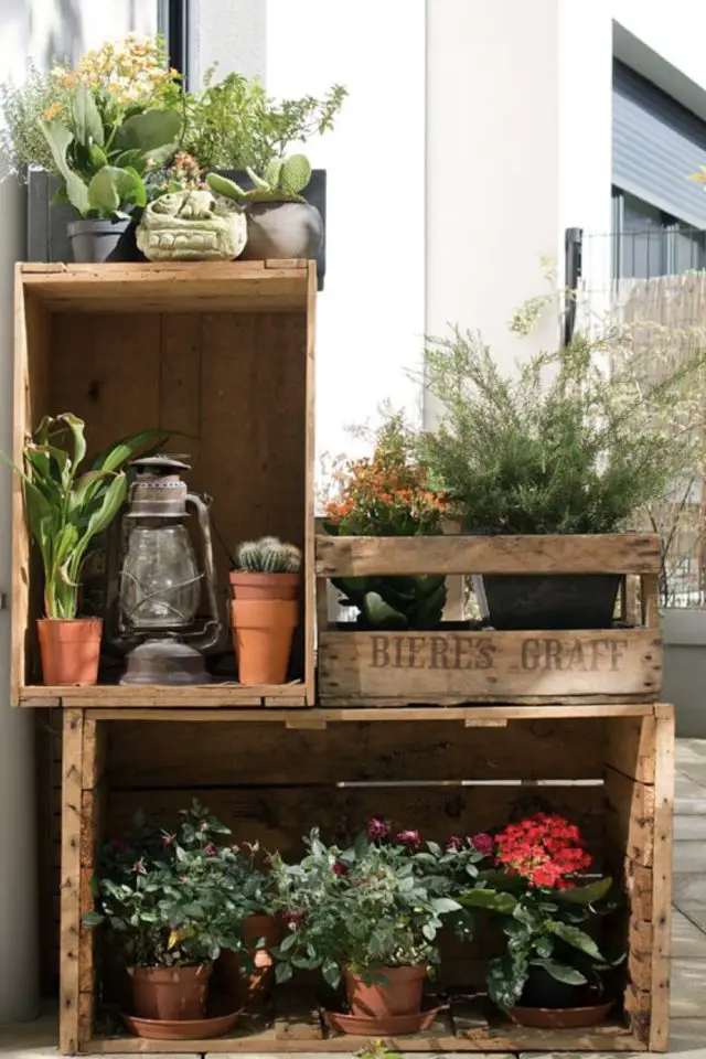 deco recup balcon exemple caisse en bois primeur vin recyclage plante verte décoration bricolage facile