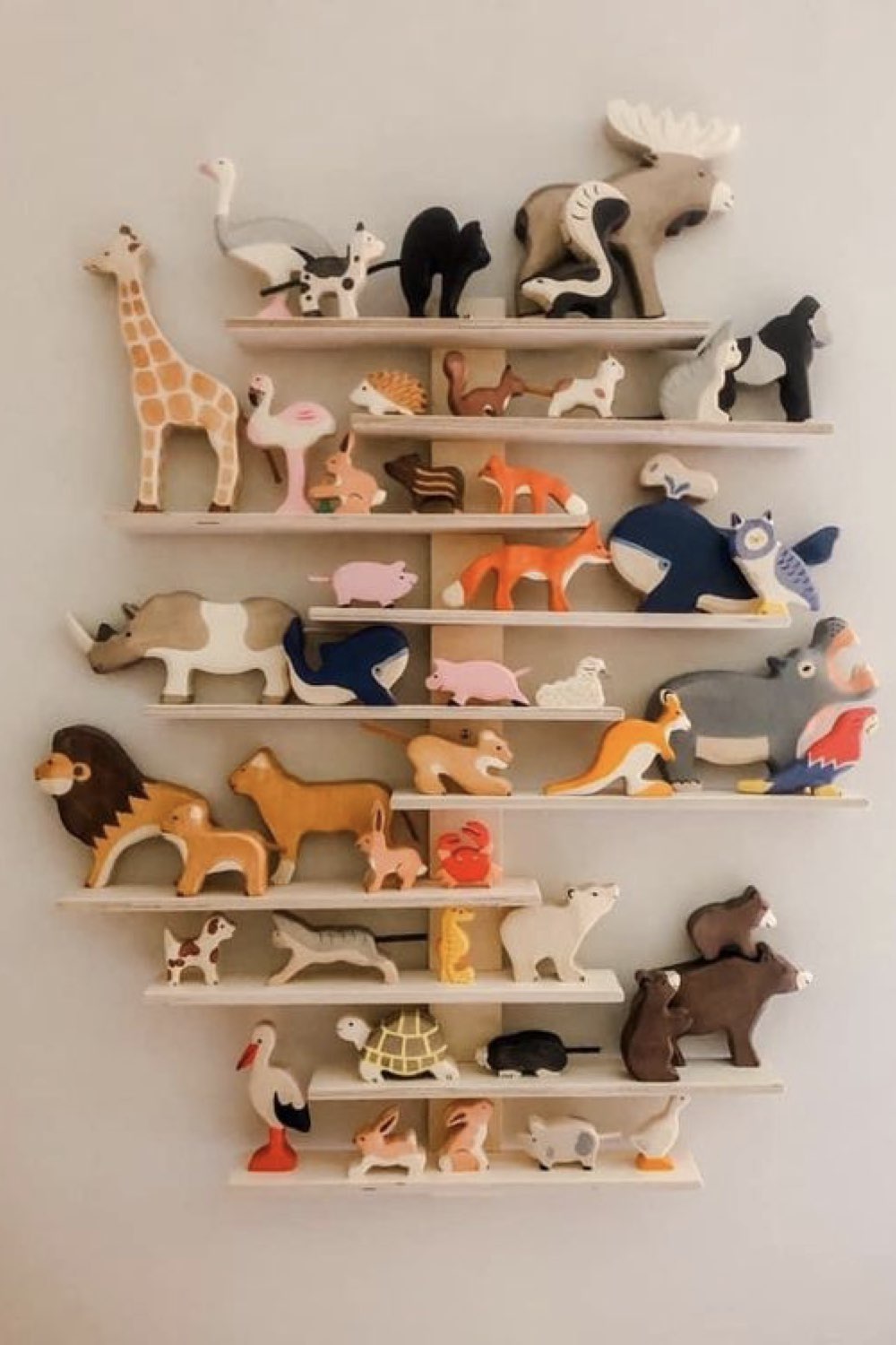 decor chambre bebe garcon idee décoration mur étagère mise en scène jouets animaux