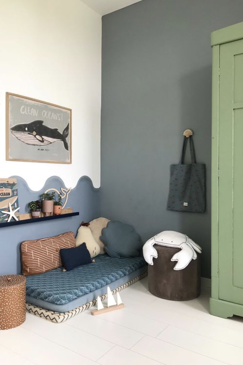 decor chambre bebe garcon idee bleu et vert décoration thème océan coin jeu coussins de sol soubassement peinture vague