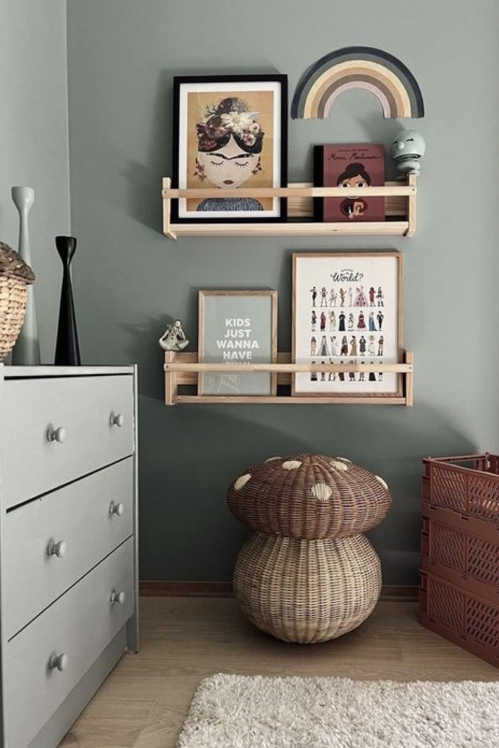 decor chambre bebe garcon idee couleur vert sauge tendance peinture bois étagère Ikea commode