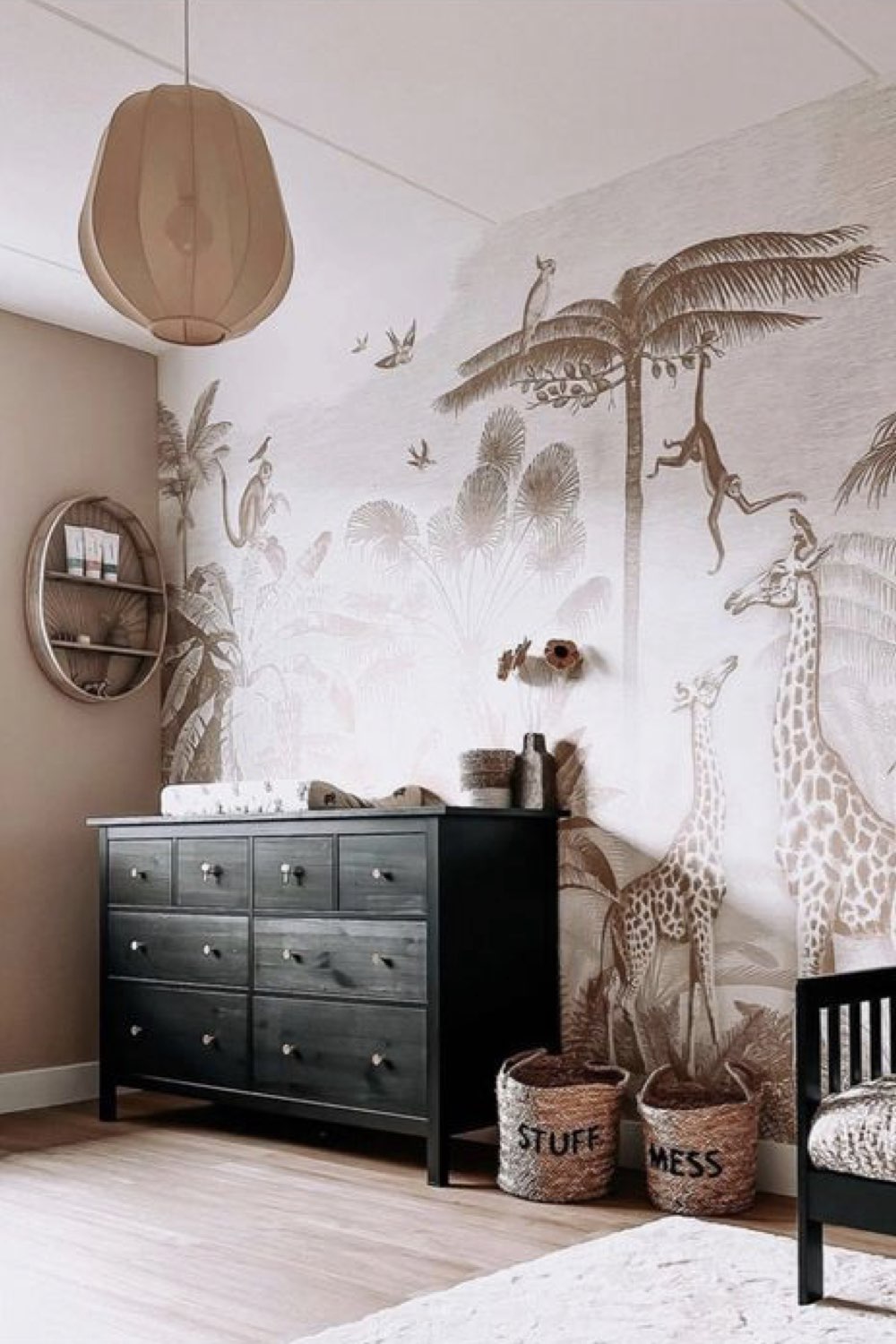 decor chambre bebe garcon idee savane jungle couleur blanc et beige papier peint animaux commode noire