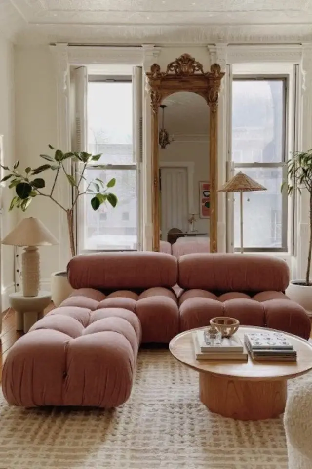 decor design tendance salon exemple sofa moderne couleur rose terracotta décoration séjour moderne chic