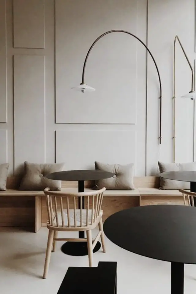 decor interieur minimaliste inspiration salon banquette en bois relief au mur couleur greige