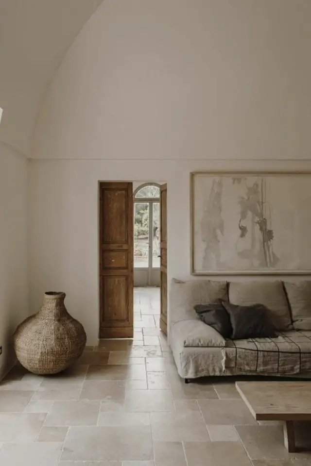 decor interieur minimaliste inspiration ambiance méditerranéenne salon séjour mur blanc canapé gris cosy