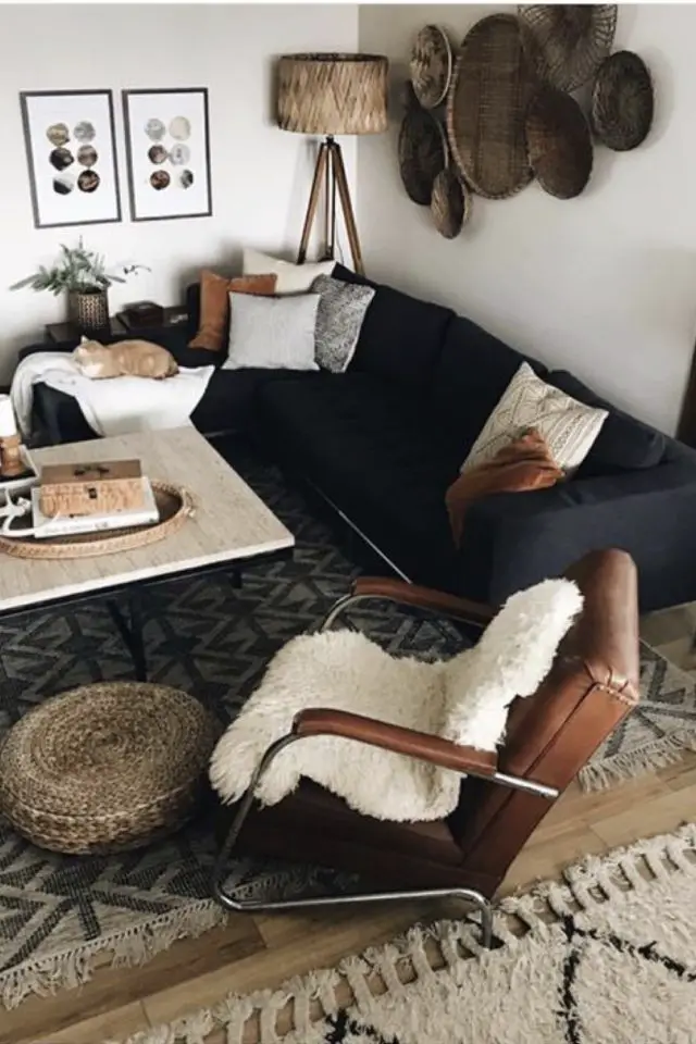 decor salon canape noir coussin couleur neutre moderne gris blanc velours marron