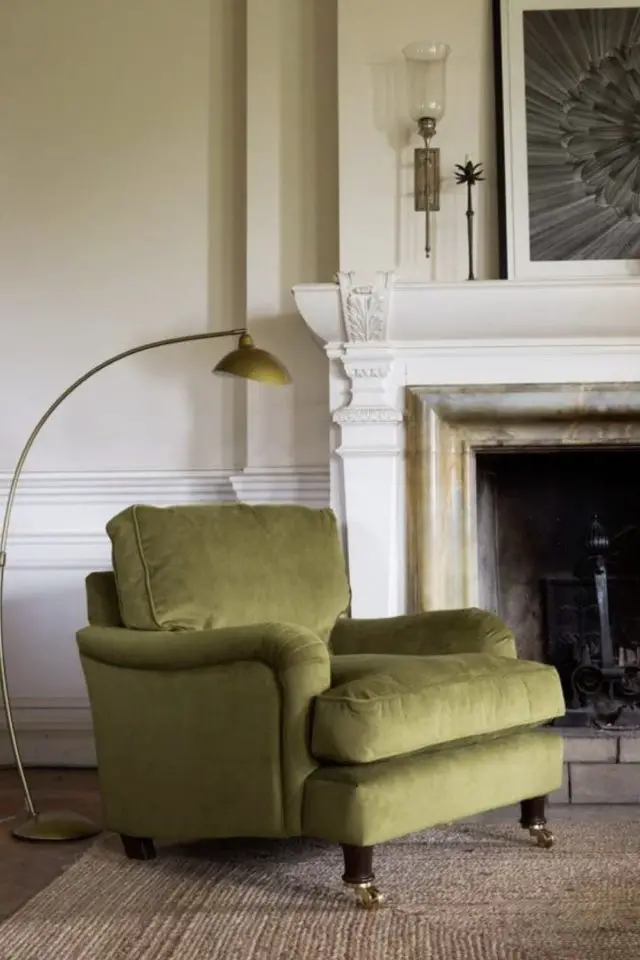 decor salon fauteuil vert exemple ambiance classique chic cheminée