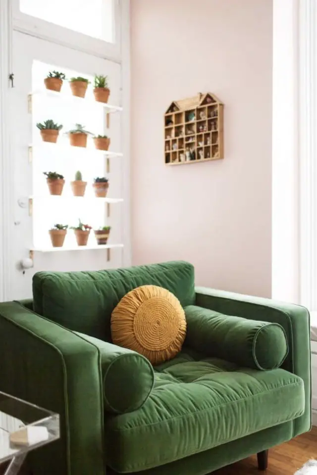 decor salon fauteuil vert exemple moderne cosy confort mur blanc et rose très clair