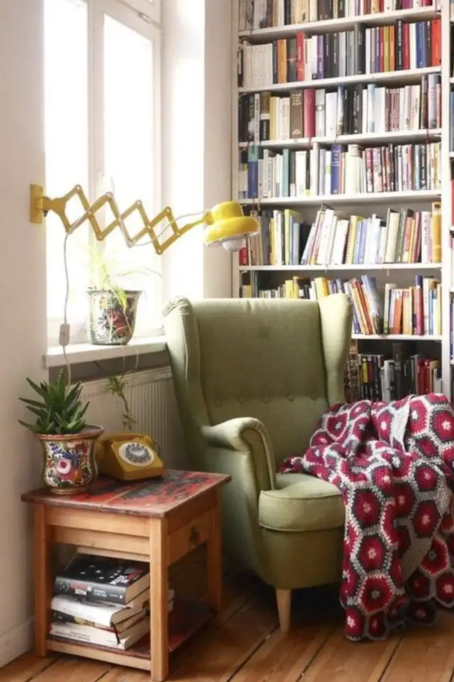 decor salon fauteuil vert exemple soin lecture bibliothèque lampe applique murale bras articulé