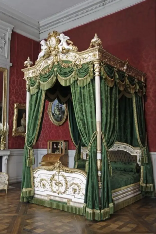 decor style belle epoque décoration chambre second empire Napoléon 3 lit baldaquin rideaux velours papier peint bordeaux détails doré chargé classique chic