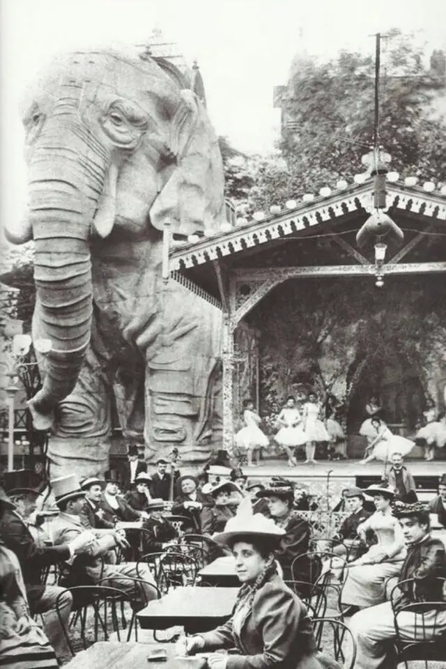 decor style belle epoque Moulin rouge dans les années 1900 avec éléphant récupéré de l'exposition universelle jardin scène cabaret