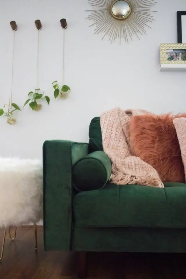 decoration salon canape vert exemple vert sapin moderne mur blanc ambiance nature