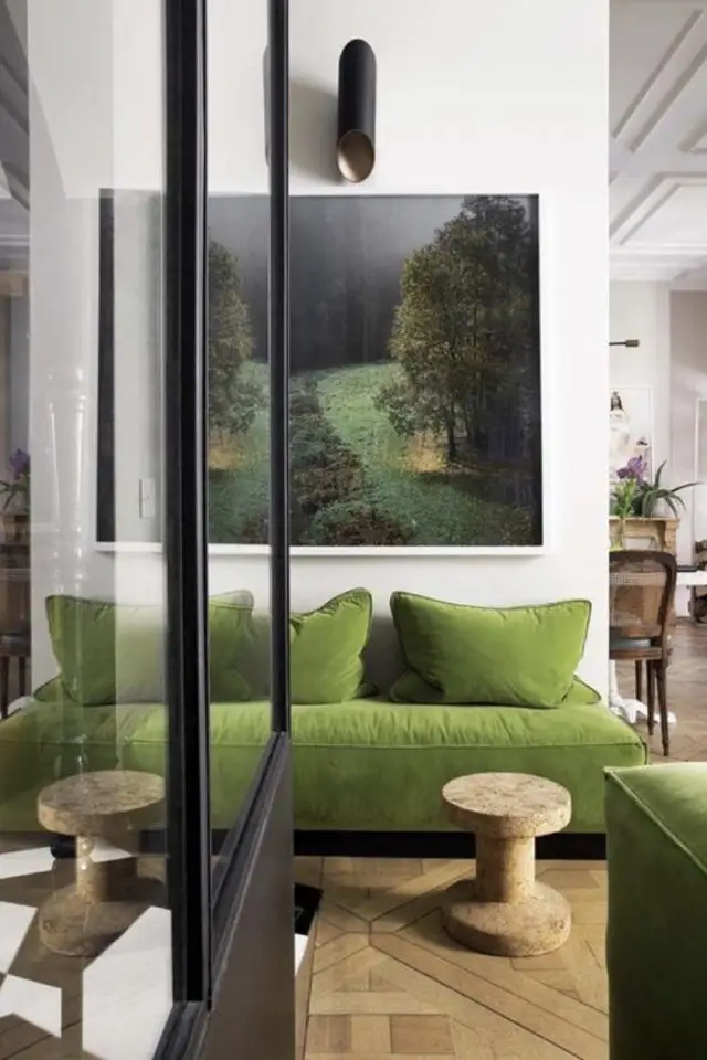 decoration salon canape vert exemple design tendance épuré coloré tableau XXL verrière