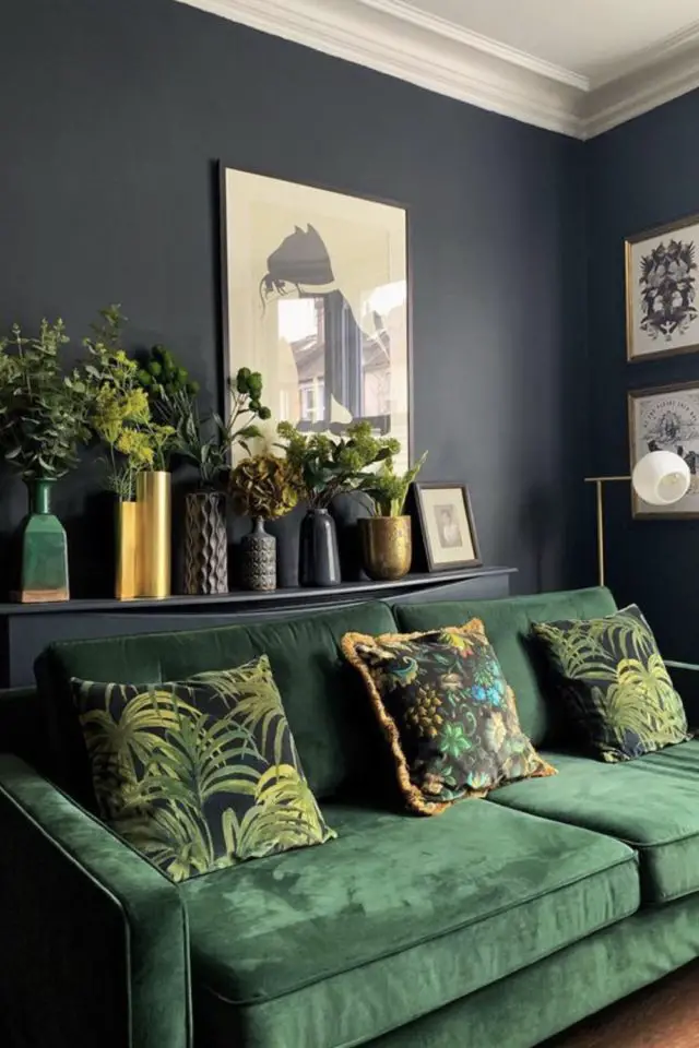 decoration salon canape vert exemple mur noir couleur sourde lumière velours chic