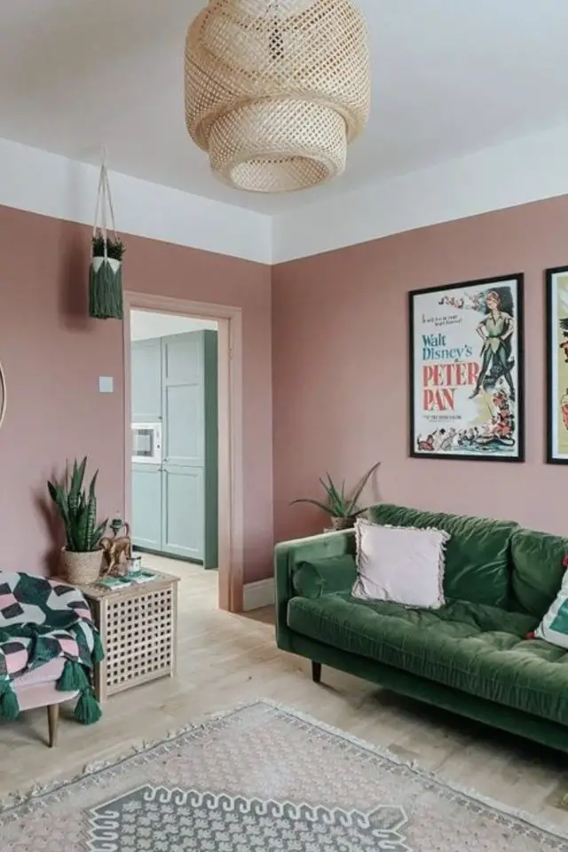 decoration salon canape vert exemple mur peinture rose ambiance féminine moderne chic