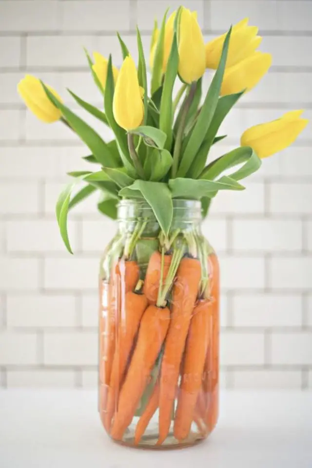 decoration table paques DIY idée naturelle pas cher bocal zéro déchet carotte et tulipe printemps nature