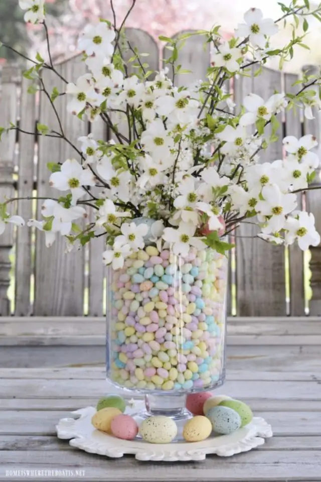 decoration table paques DIY centre de table grand vase rempli de bonbons en forme d'oeuf couleur pastel fleurs blanche