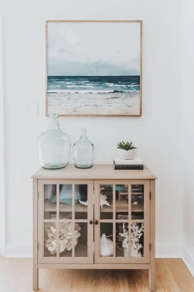 decorer dessus buffet style bord de mer petit meuble en bois vitré dame jeanne verre coloré bleu poster encadré plage vague petite plante verte
