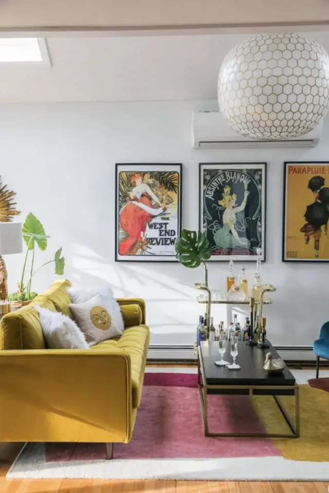 exemple coussin canape colore jaune salon affiche rétro tapis multicolore