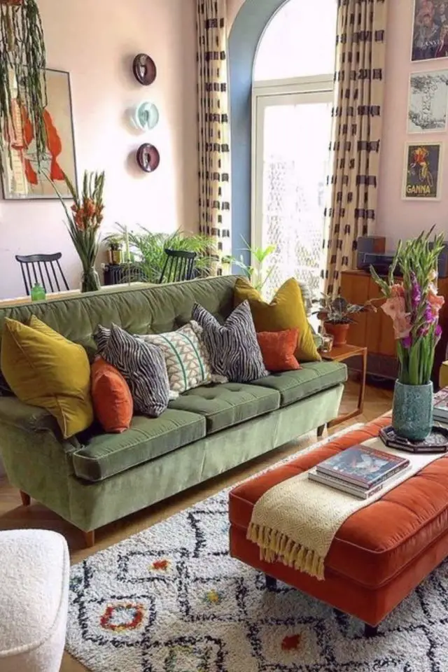 exemple coussin canape colore petit sofa salon éclectique coloré maximalisme