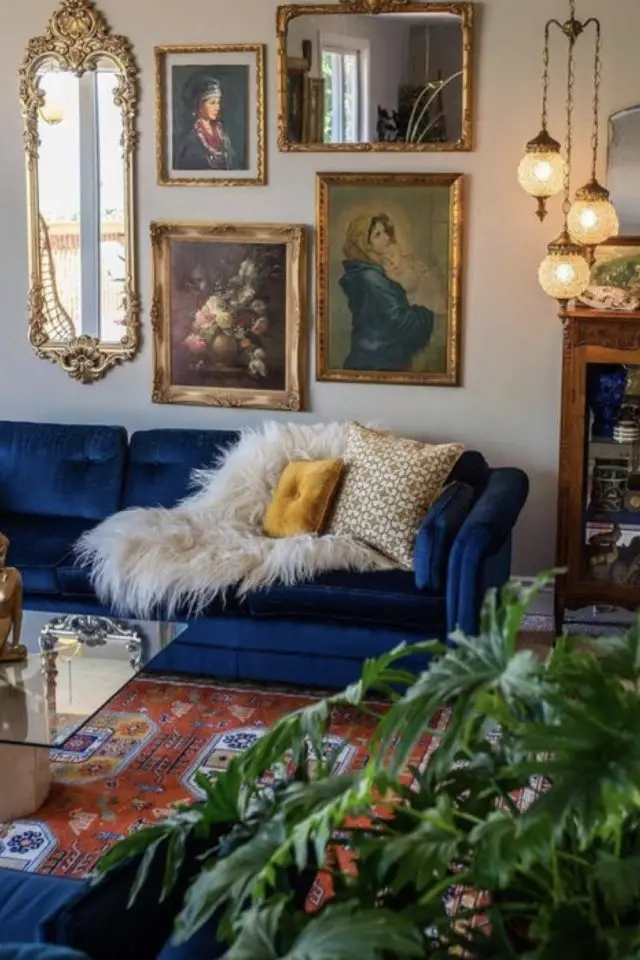 exemple coussin canape colore bleu style classique chic dorure encadrement mur séjour