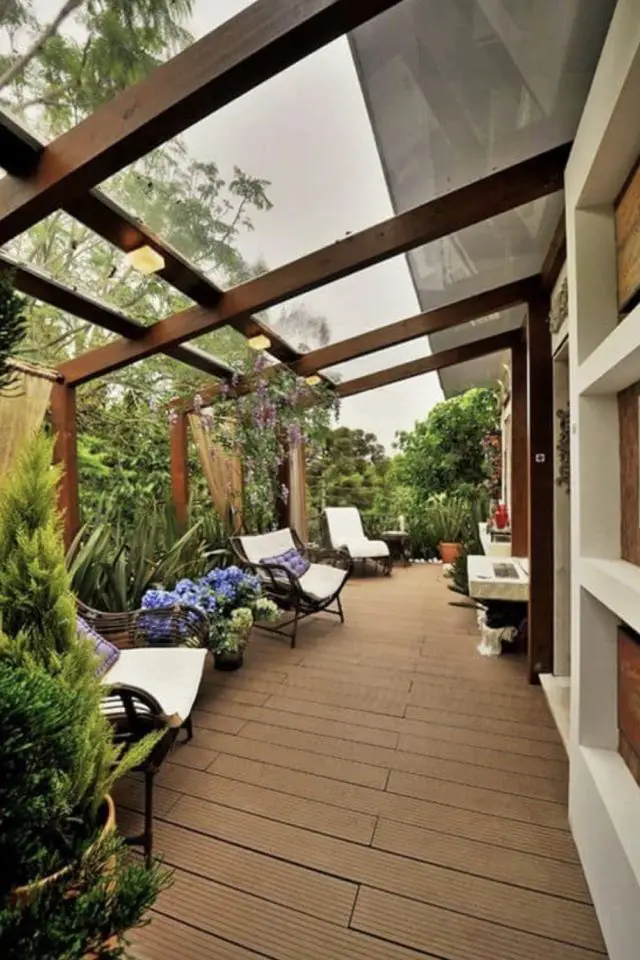 exemple deco amenagement terrasse espace verdoyant en longueur patio fauteuil bois