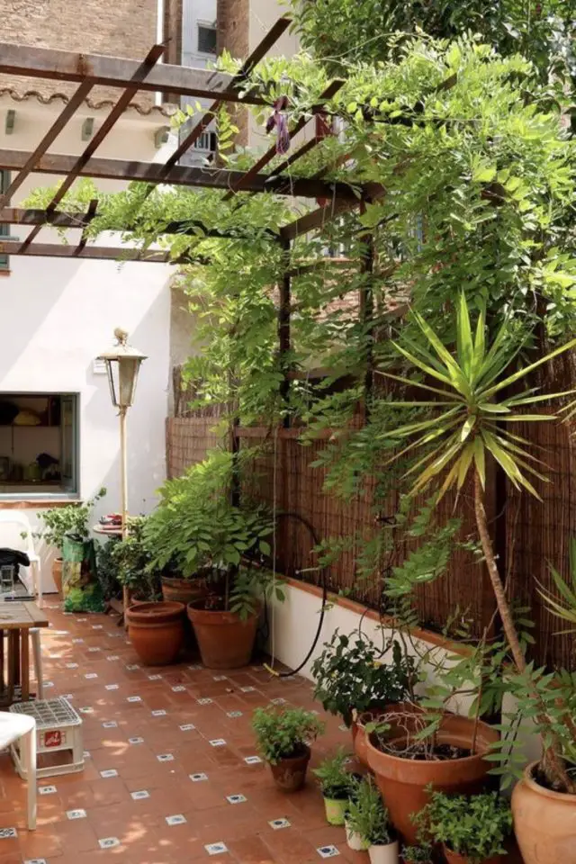 exemple deco amenagement terrasse plantes brise-vues bois carrelage patio chaleureux convivial