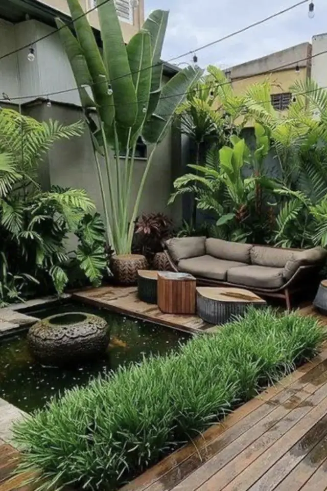 exemple deco amenagement terrasse espace cosy moderne canapé extérieur bassin plantes tropicales