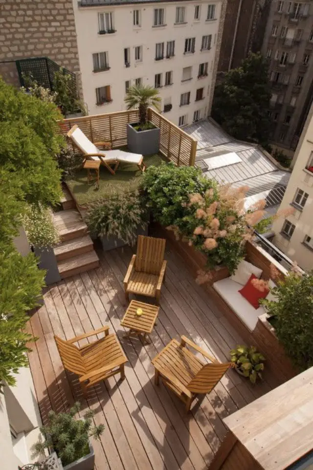 exemple deco amenagement terrasse appartement chaises en bois revêtement sol plantes verte transat