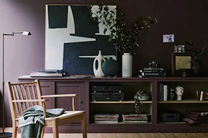 exemple decoration couleur prune aubergine salon séjour peinture décor moderne intime