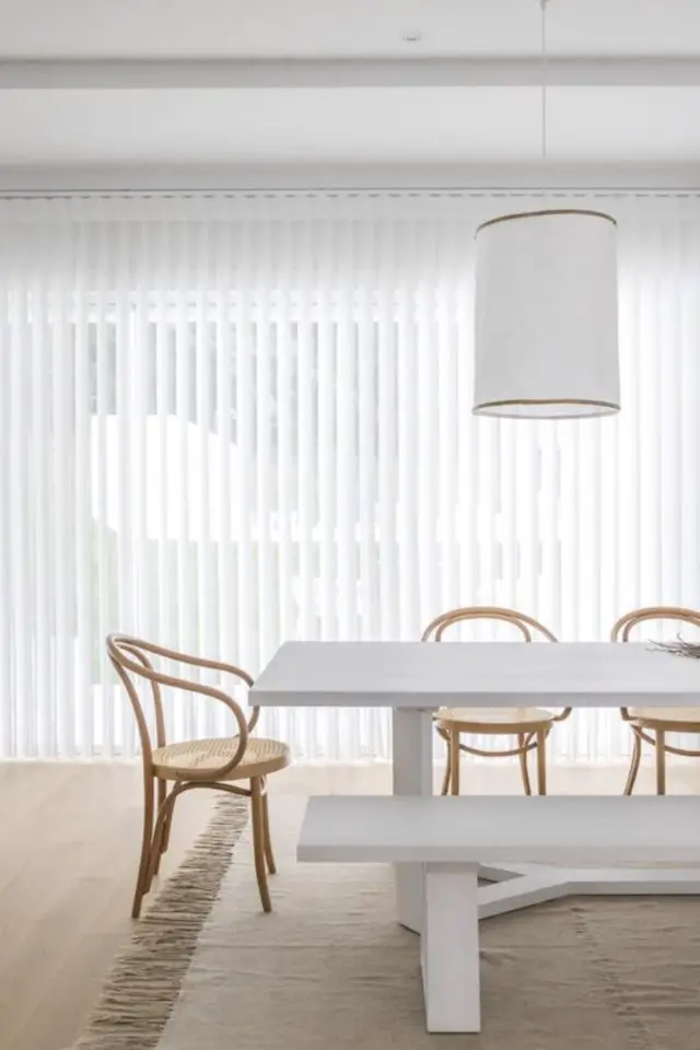 habiller fenêtre decoration store vertical blanc baie vitrée salle à manger protection soleil jardin