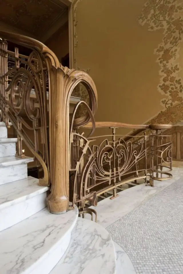 interieur art nouveau exemples architecture escalier rampe et garde-corps travaillé coup de fouet arabesque courbe floral