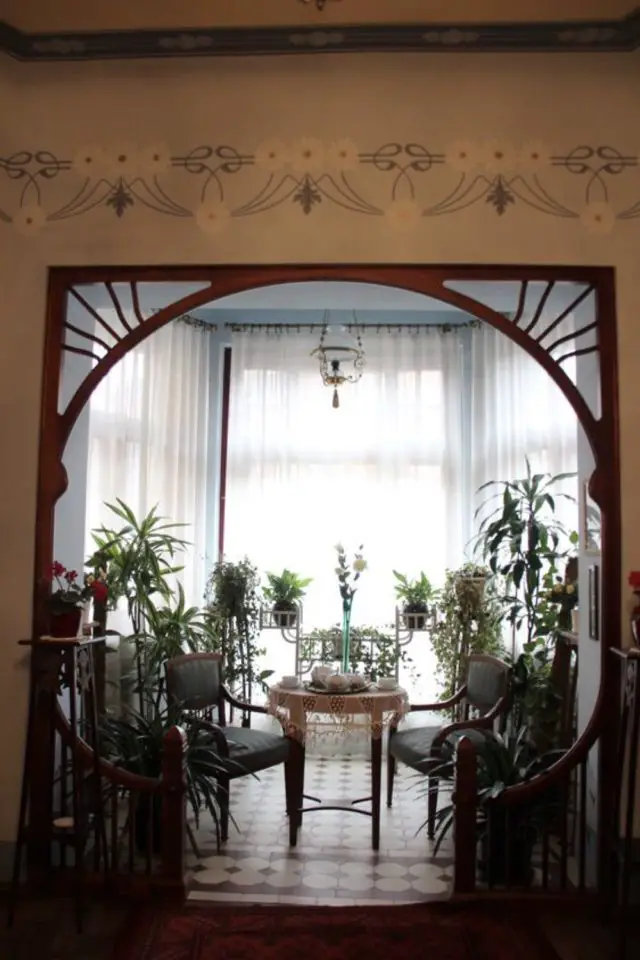 interieur art nouveau exemples séparation pièce bois boiserie arche verre jardin d'hiver pièce de vie