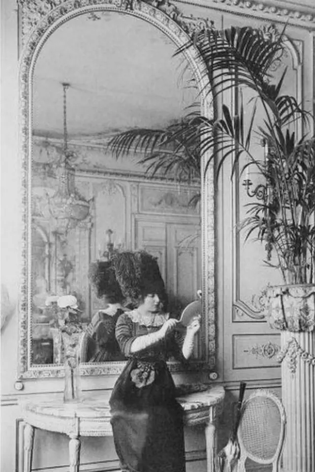 interieur belle epoque paris 1900 second Empire Napoléon III grand miroir plante tropical console chaise en noir et blanc