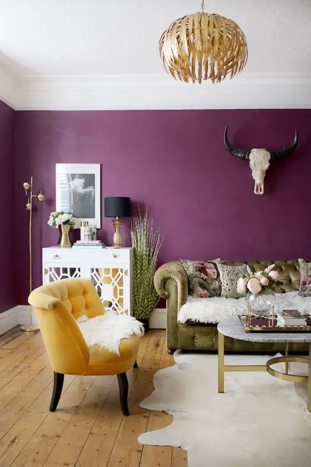 interieur couleur prune aubergine idee salon séjour plafond blanc lumineux moderne revêtement mural