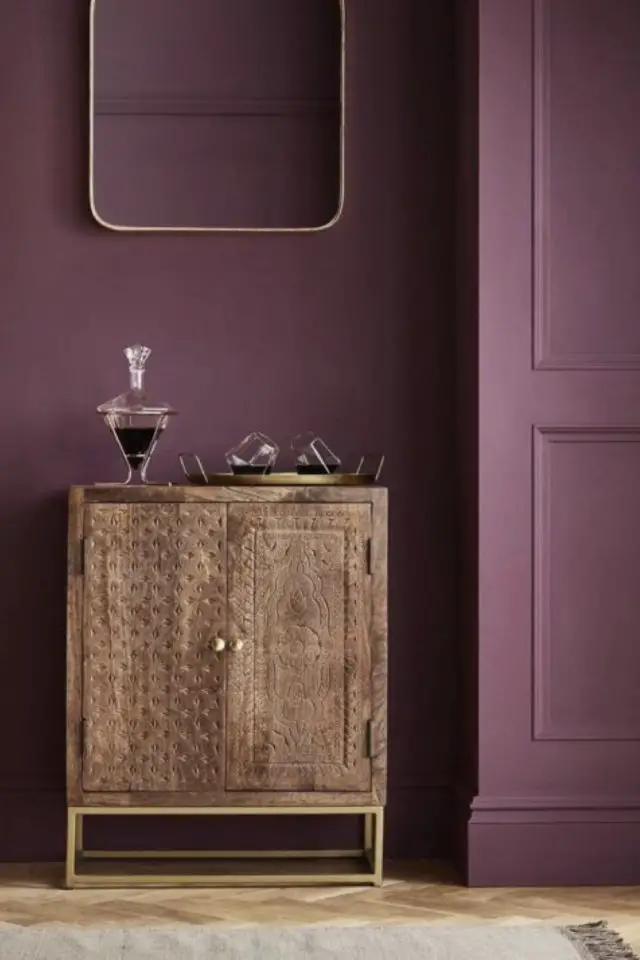 interieur couleur prune exemple peinture mate douceur chic meuble en bois brut gravé sculpté simplicité
