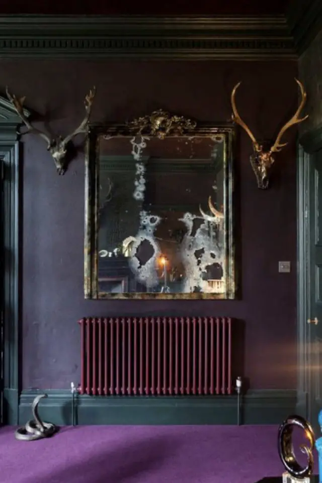 interieur couleur prune exemple color bloc sombre violet vert radiateur peinture grand miroir ancien classique chic gothique