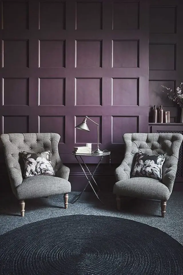 interieur couleur prune exemple relief mural peinture violette fauteuil gris capitonné moulure