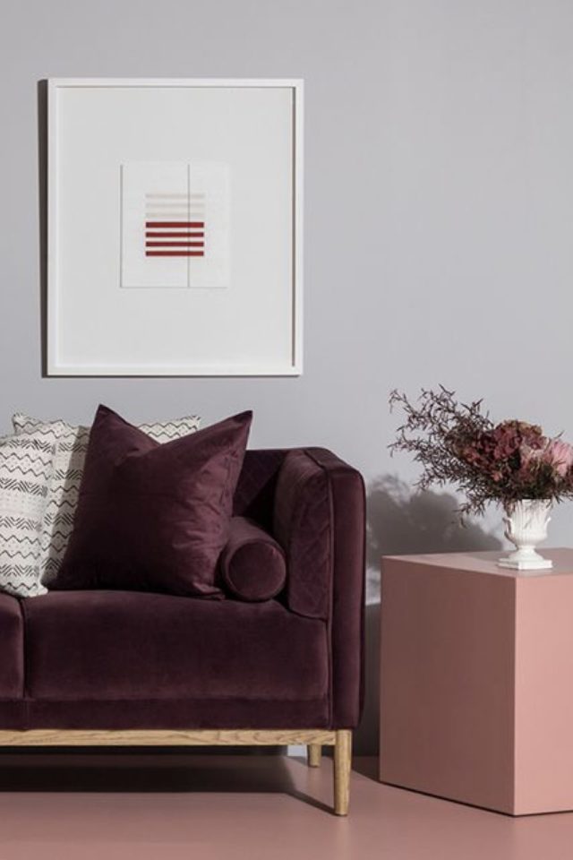 interieur couleur prune exemple canapé en velours mur gris bout de canapé rose chic et moderne