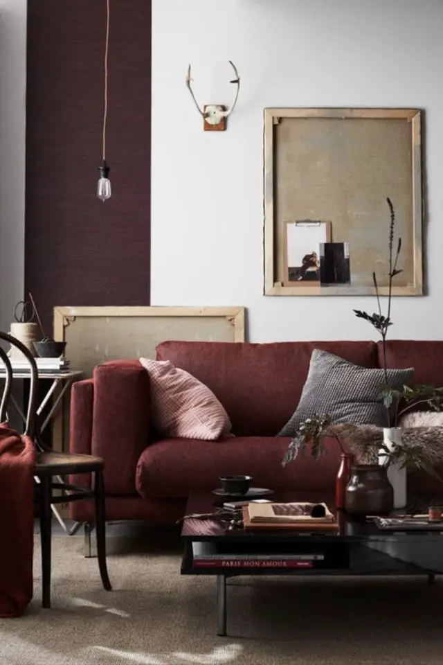 interieur couleur prune exemple peinture mur originale bande colorée canapé magenta chic moderne