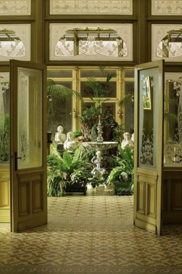 interieur second empire belle epoque jardin d'hiver plante tropicale boiserie fenêtre peinture vert lumineux chic